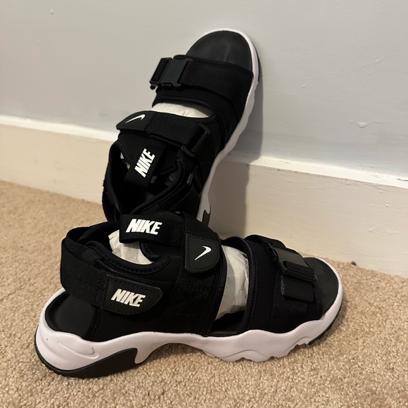 Nike Canyon Sandal (Men 6/Woman 7.5) - Picture 3 of 5